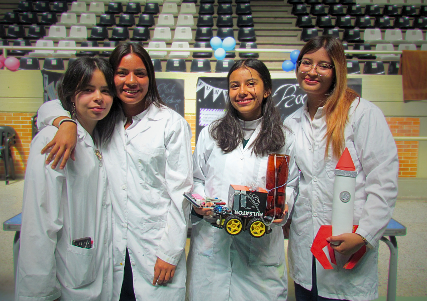 SECUNDARIA salones y espacios laboratorios