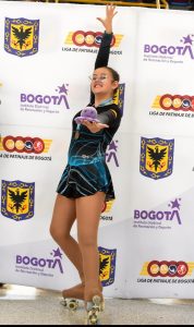 ¡Felicitamos con orgullo a nuestra estudiante María Gabriela Gallego Ramírez del curso 701 por su destacado logro deportivo! 2 Maria Gabriela Gallego Ramirez PAtinaje 1