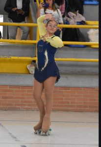 ¡Felicitamos con orgullo a nuestra estudiante María Gabriela Gallego Ramírez del curso 701 por su destacado logro deportivo! 4 Maria Gabriela Gallego Ramirez PAtinaje 3